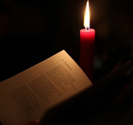 Bougie et recueil de chants lors d'une soirée de l'Eumavia